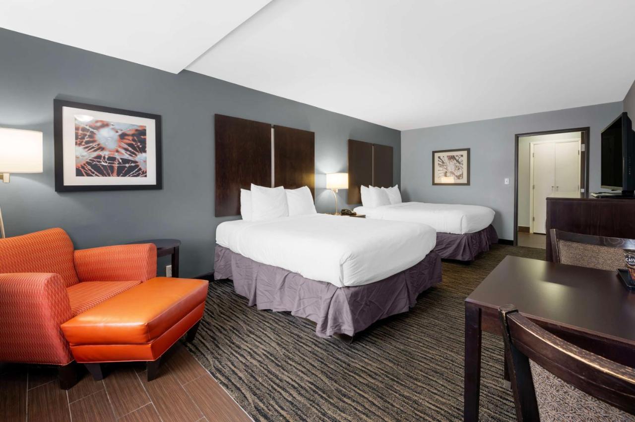 Queen Room with Two Queen Beds - Exterior Access at Best Western University Inn At Valparaiso