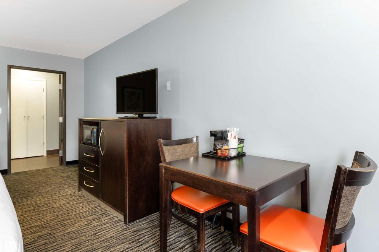 Queen Room with Two Queen Beds - Exterior Access at Best Western University Inn At Valparaiso