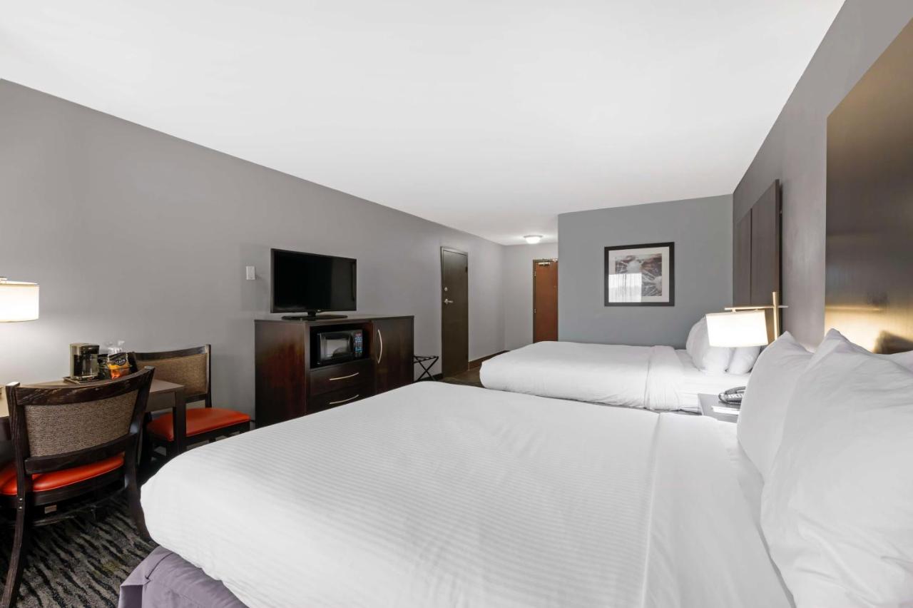 Queen Room with Two Queen Beds at Best Western University Inn At Valparaiso