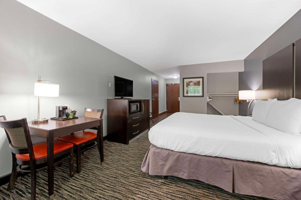 King Room with Sofa Bed and Bath Tub - Mobility Accessible/Non-Smoking at Best Western University Inn At Valparaiso