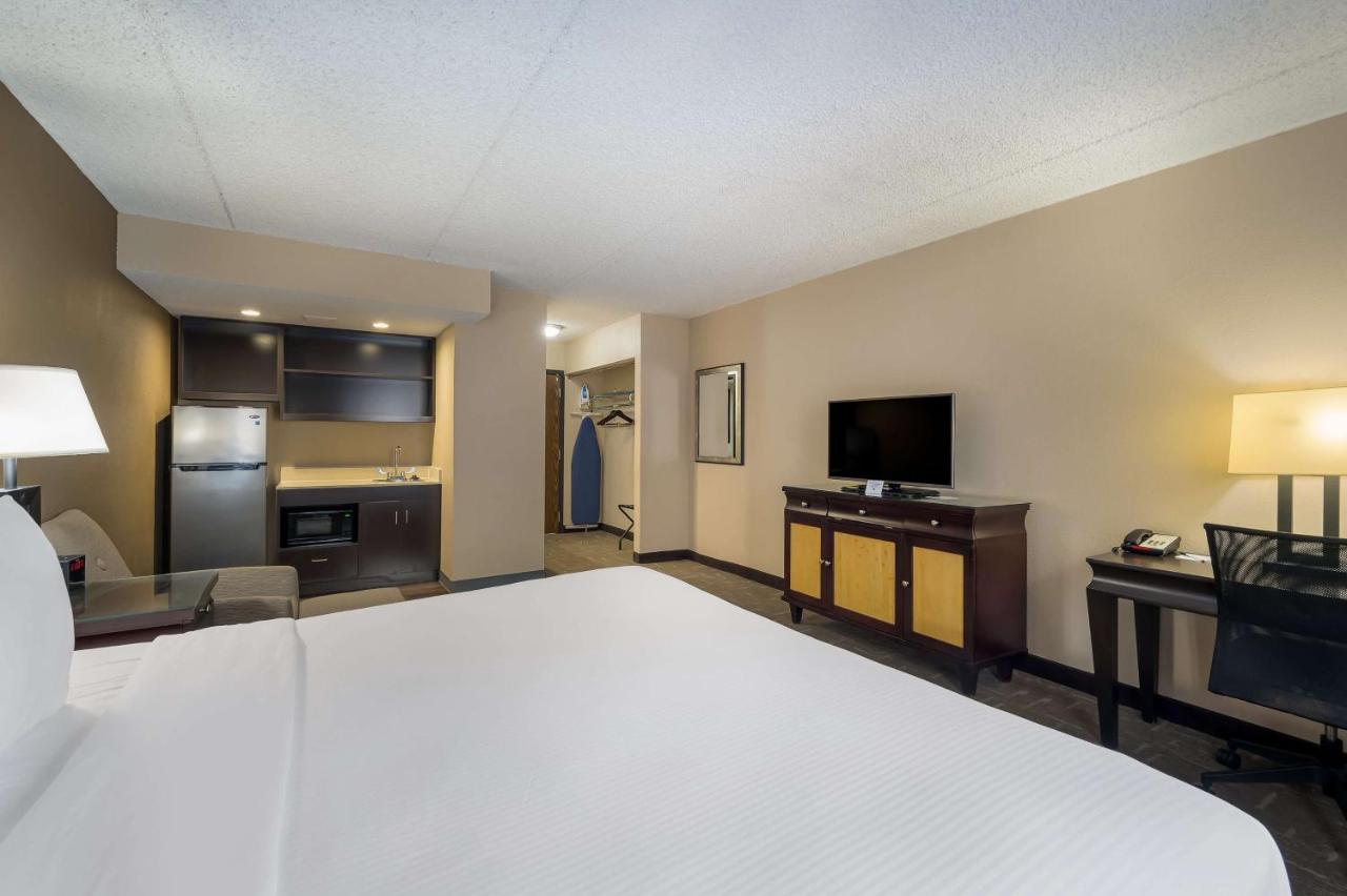 King Suite with Kitchenette - First Floor at Best Western Detroit Livonia