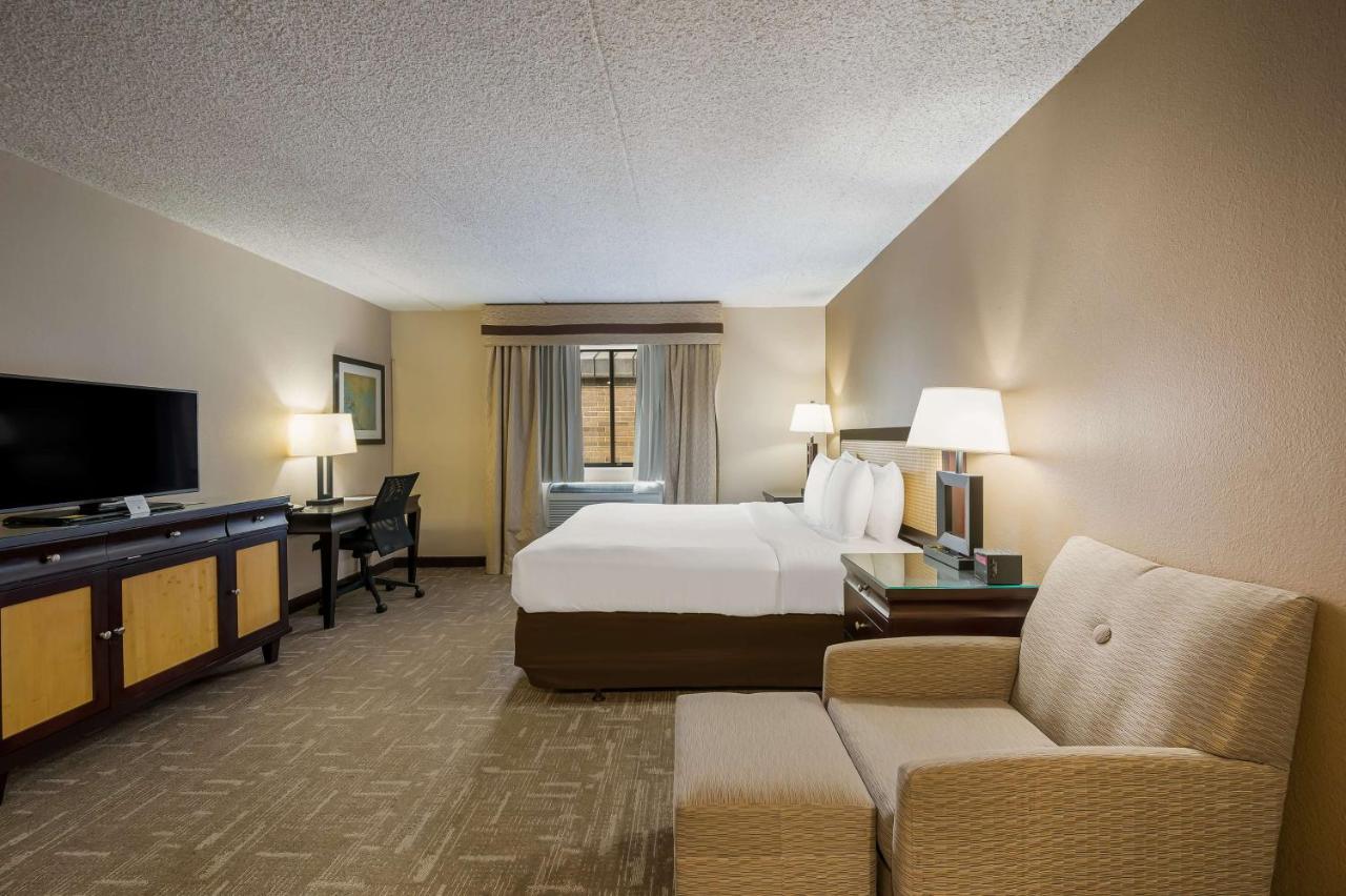 King Suite with Kitchenette - First Floor at Best Western Detroit Livonia