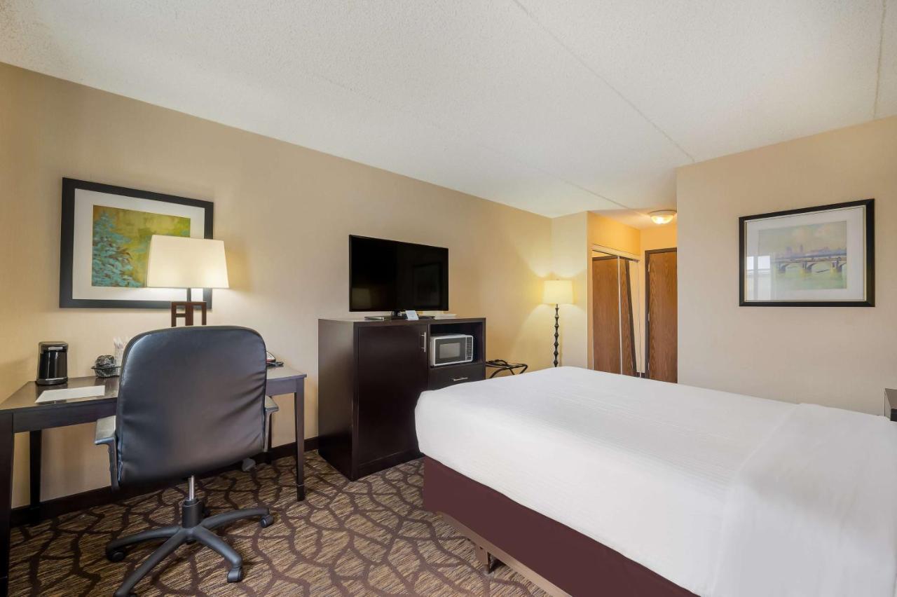 Double Room Mobility Acccess with Bathtub at Best Western Detroit Livonia