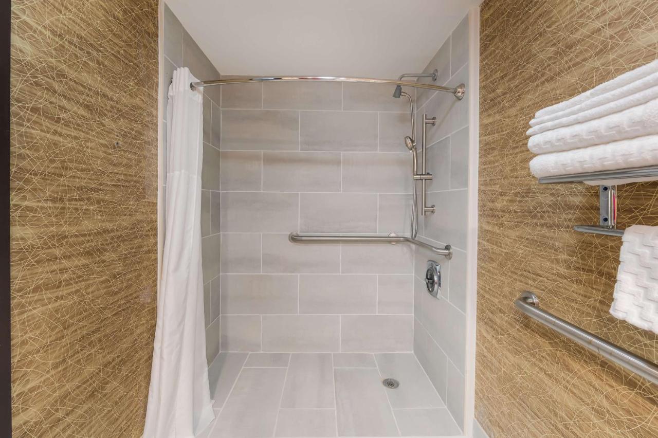 Double Room Mobility Acccess with Bathtub at Best Western Detroit Livonia