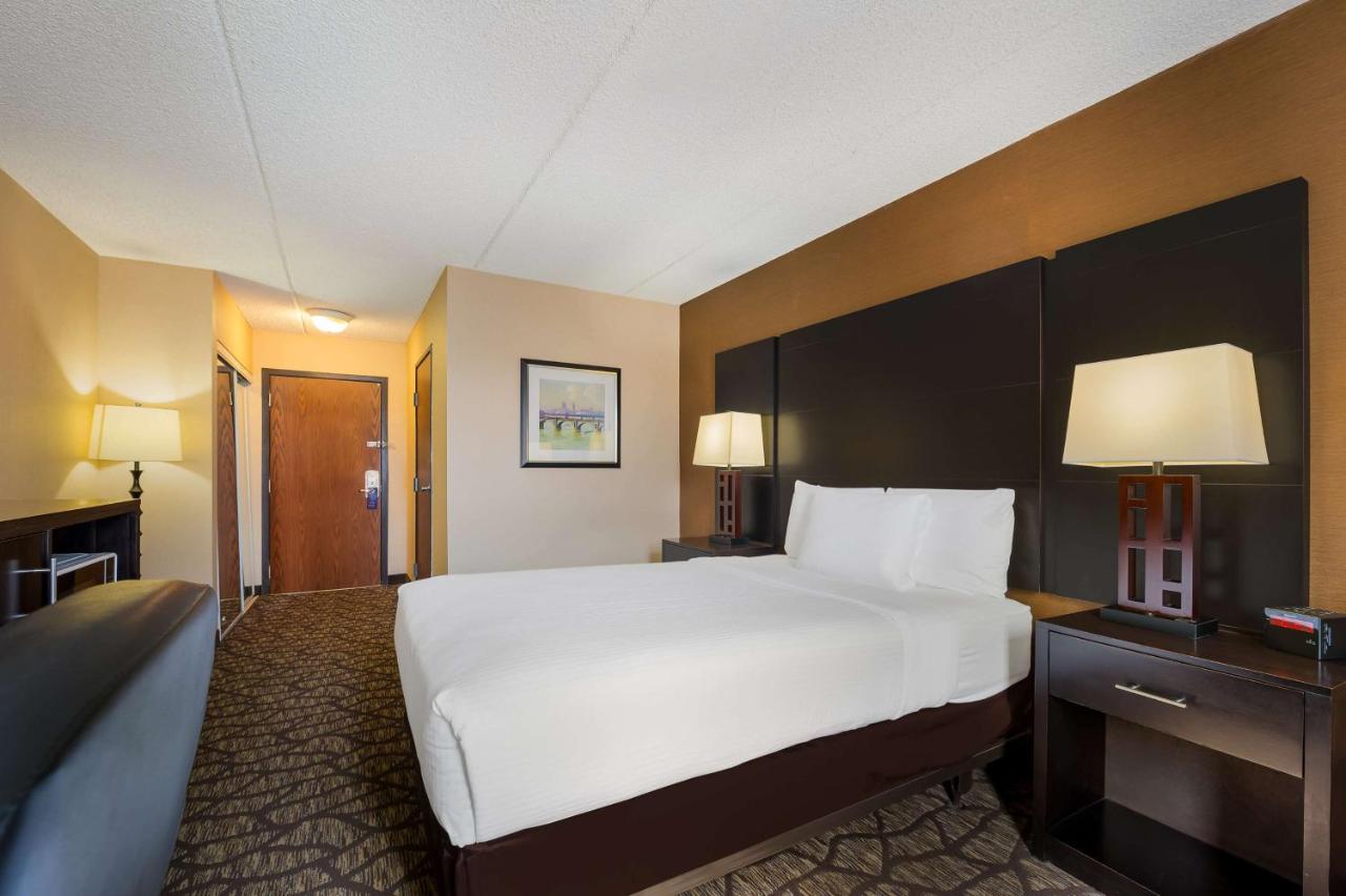 Double Room Mobility Acccess with Bathtub at Best Western Detroit Livonia