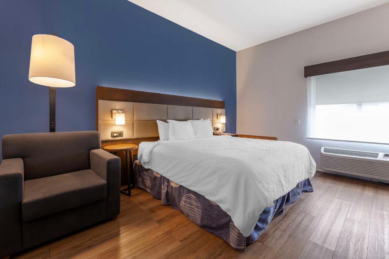 King Room with Mobility Accessible Roll-In Shower at Best Western Sycamore Inn
