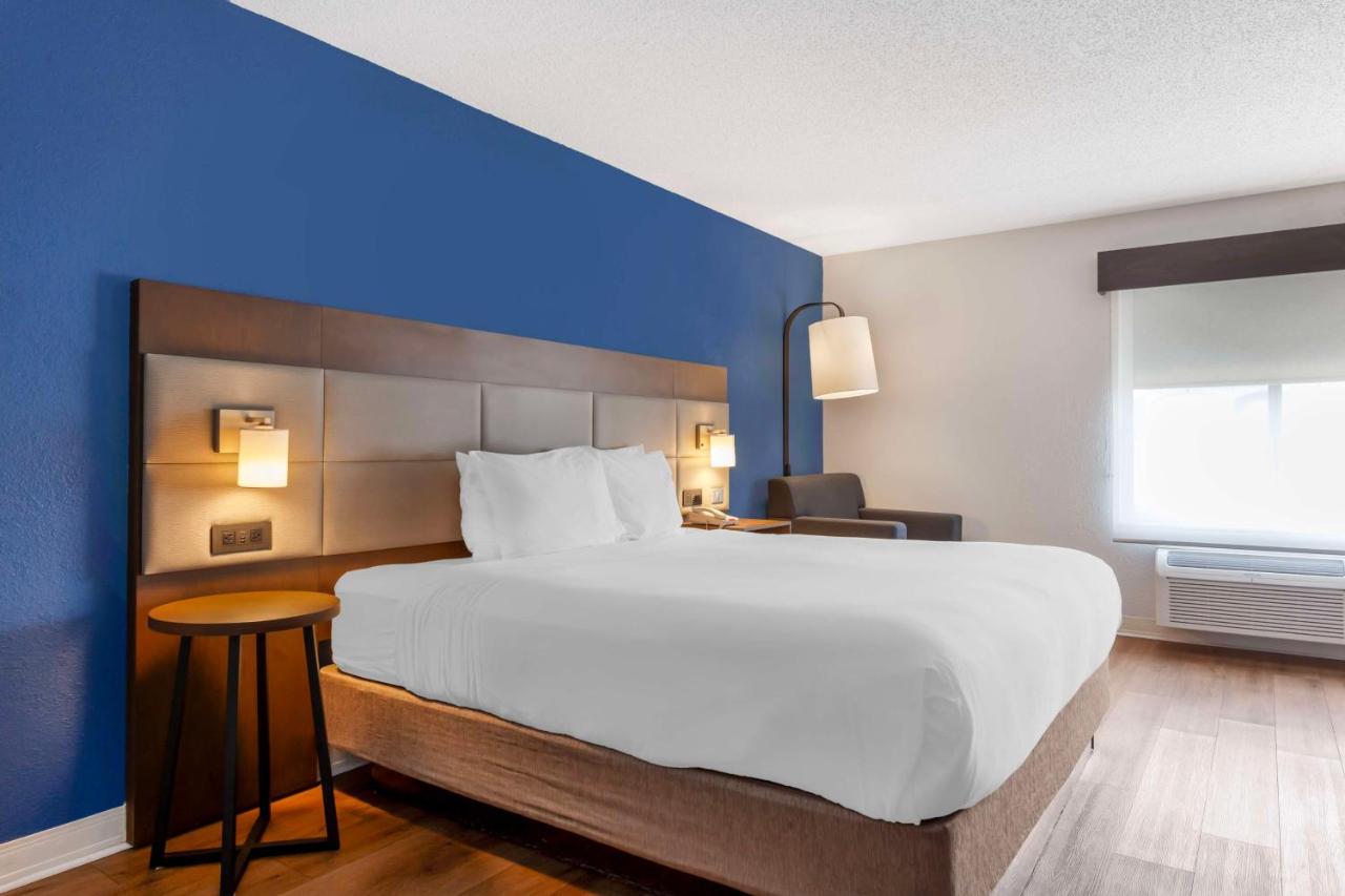 King Room at Best Western Sycamore Inn