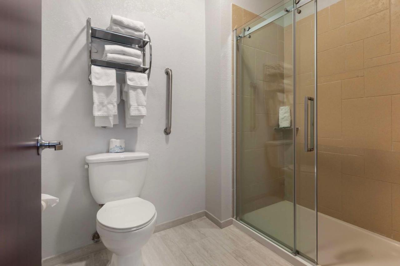 Large King Room with Sofa Bed at Best Western Sycamore Inn