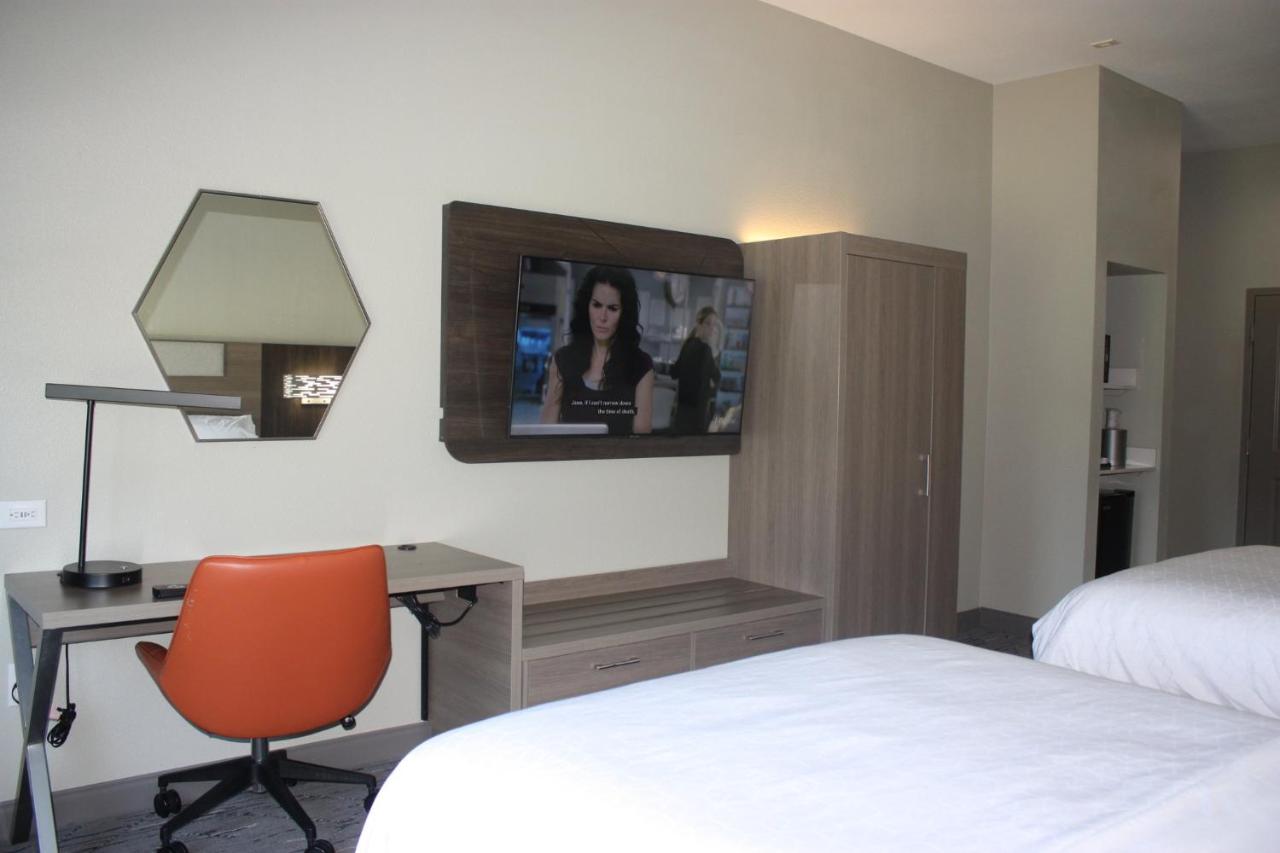 Queen Room with Two Queen Beds at Holiday Inn Express Hotel & Suites Shamrock North by IHG
