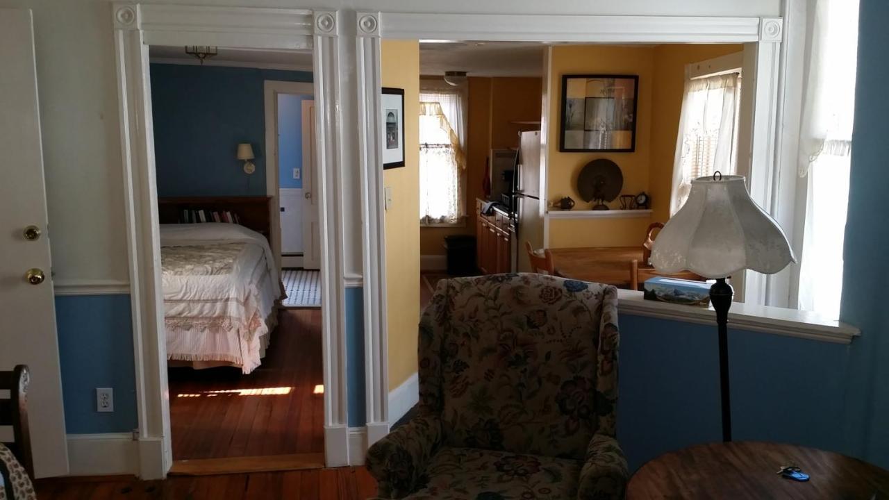 | Burbank Rose Inn Bed & Breakfast