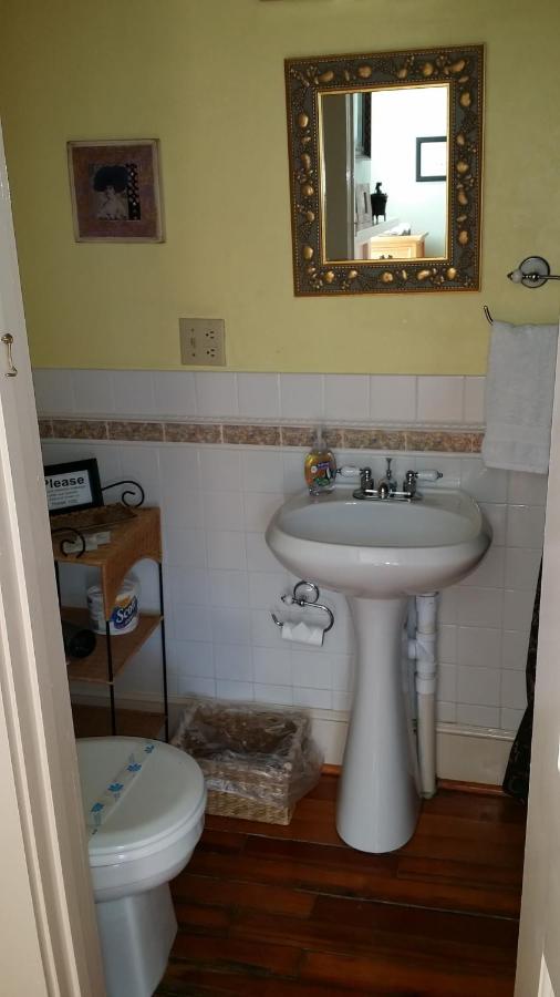 | Burbank Rose Inn Bed & Breakfast