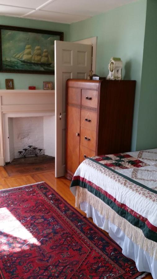 | Burbank Rose Inn Bed & Breakfast