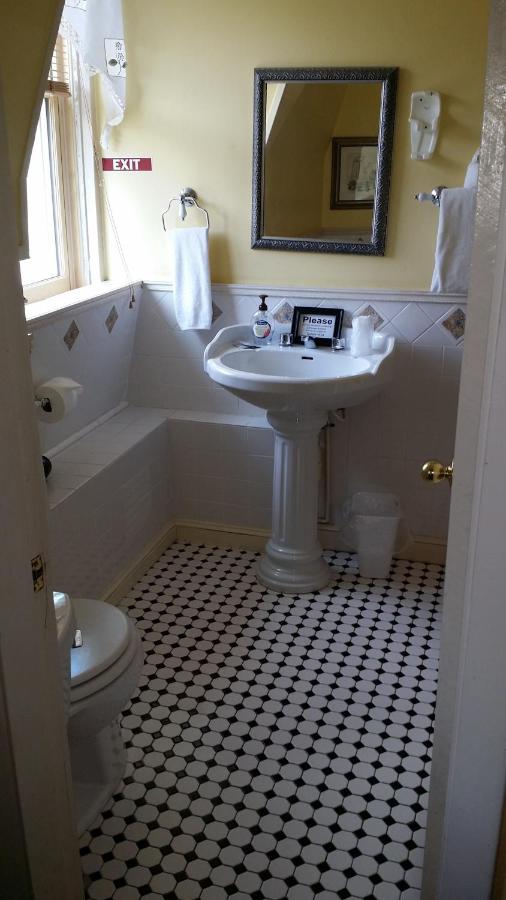 | Burbank Rose Inn Bed & Breakfast