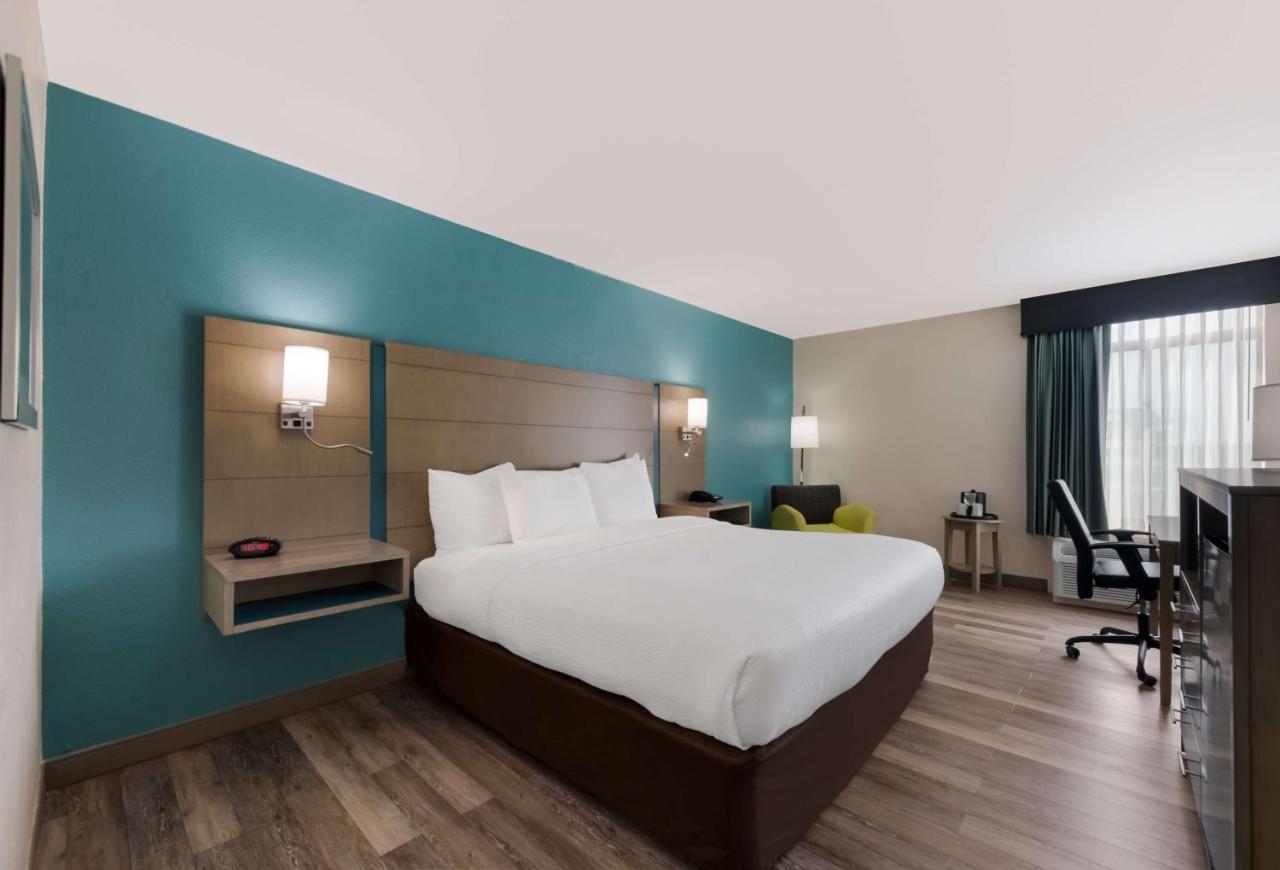 King Room - Non-Smoking at Best Western Hampton Coliseum Inn