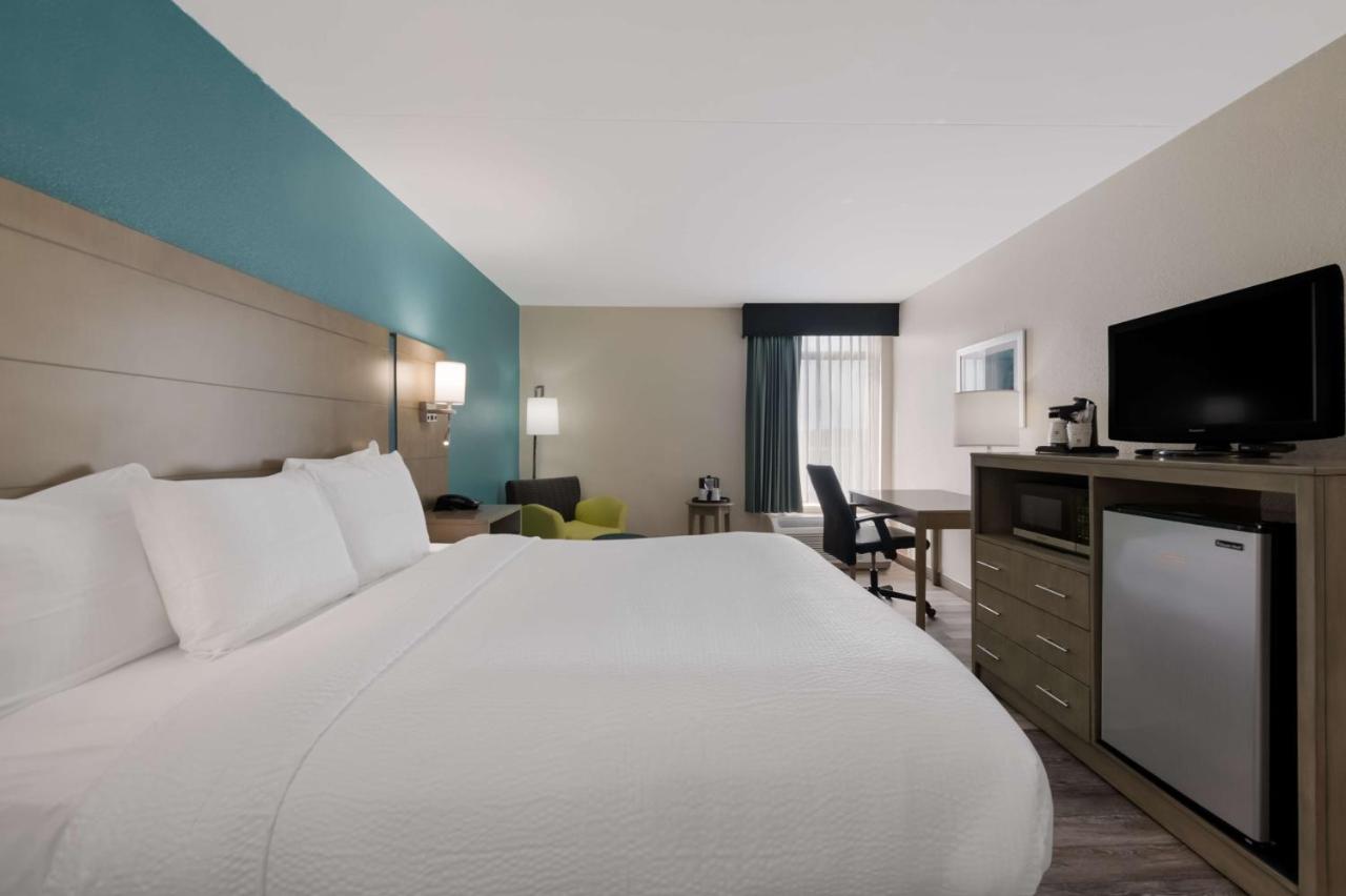 King Room - Non-Smoking at Best Western Hampton Coliseum Inn