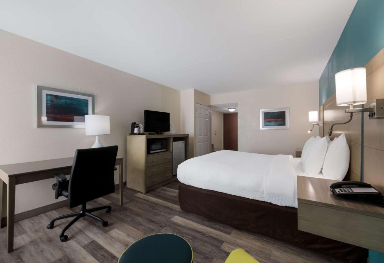 King Room - Non-Smoking at Best Western Hampton Coliseum Inn
