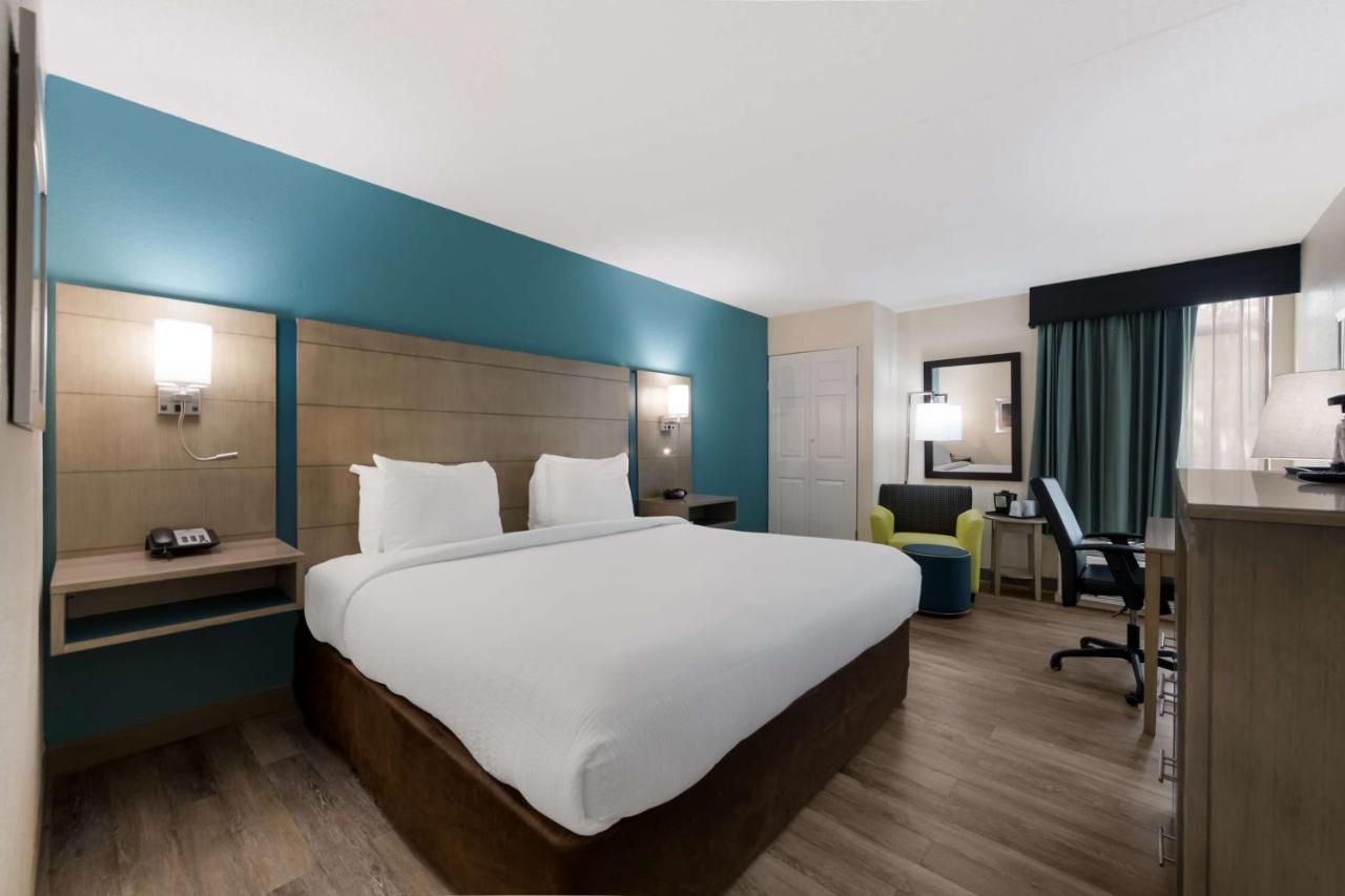 King Room with Bath Tub - Mobility Access/Non-Smoking at Best Western Hampton Coliseum Inn