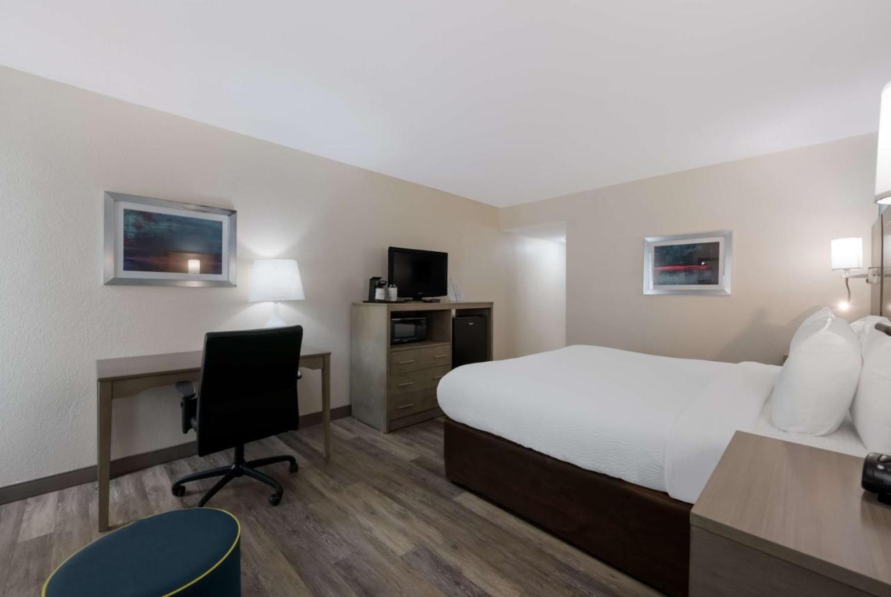 King Room with Bath Tub - Mobility Access/Non-Smoking at Best Western Hampton Coliseum Inn