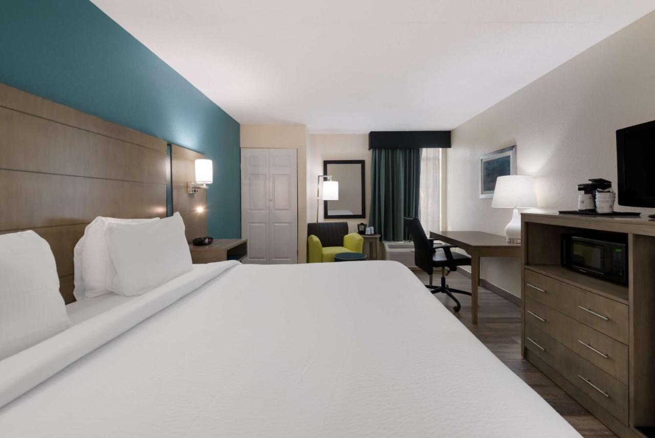 King Room with Bath Tub - Mobility Access/Non-Smoking at Best Western Hampton Coliseum Inn
