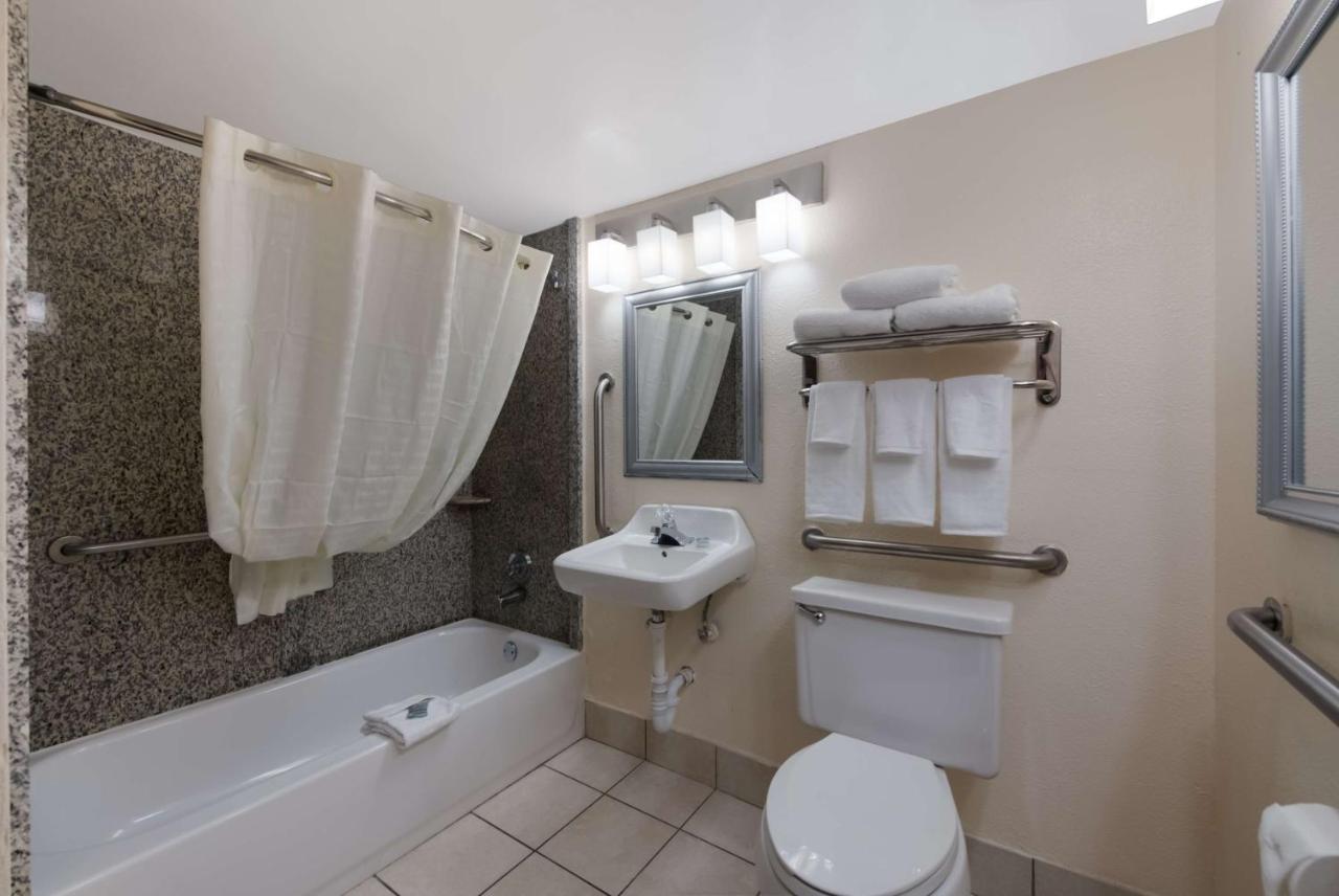 King Room with Bath Tub - Mobility Access/Non-Smoking at Best Western Hampton Coliseum Inn