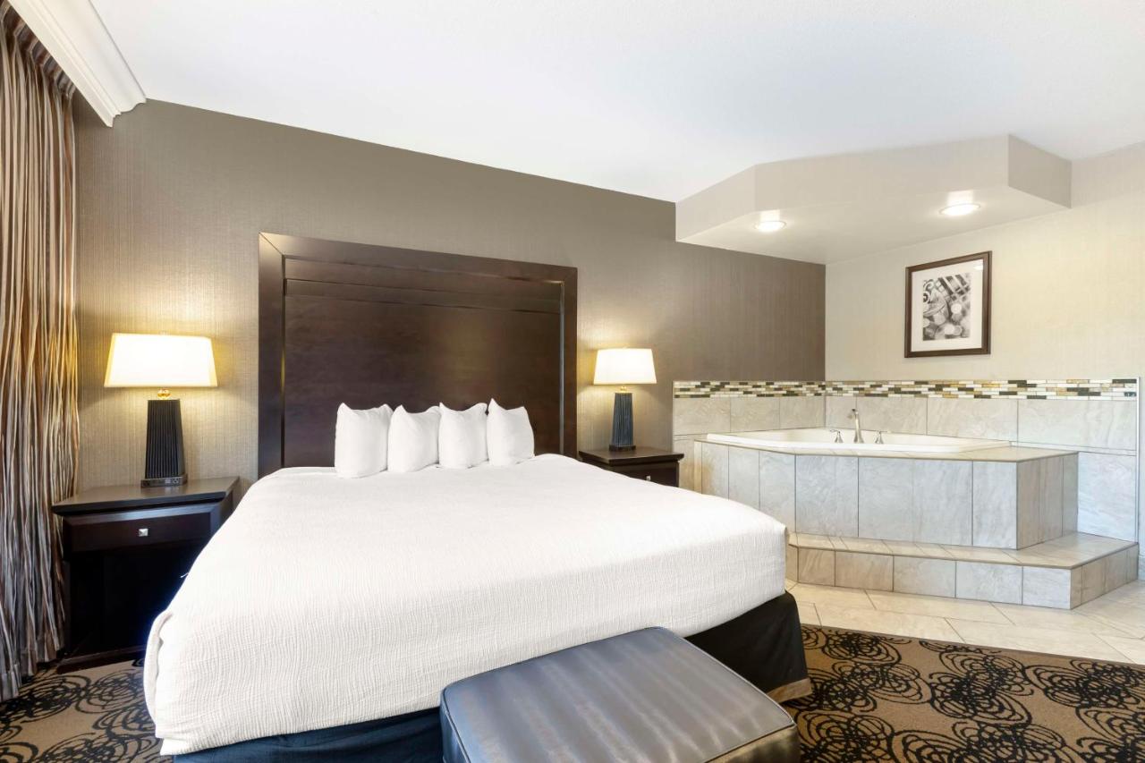 King Room with Spa Bath - Non-Smoking at Best Western Plus Midwest Inn