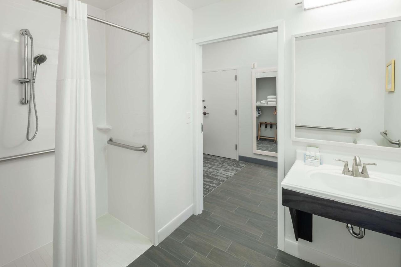 King Room with Roll-In Shower - Disability Access at Hampton Inn Austin NW near The Domain