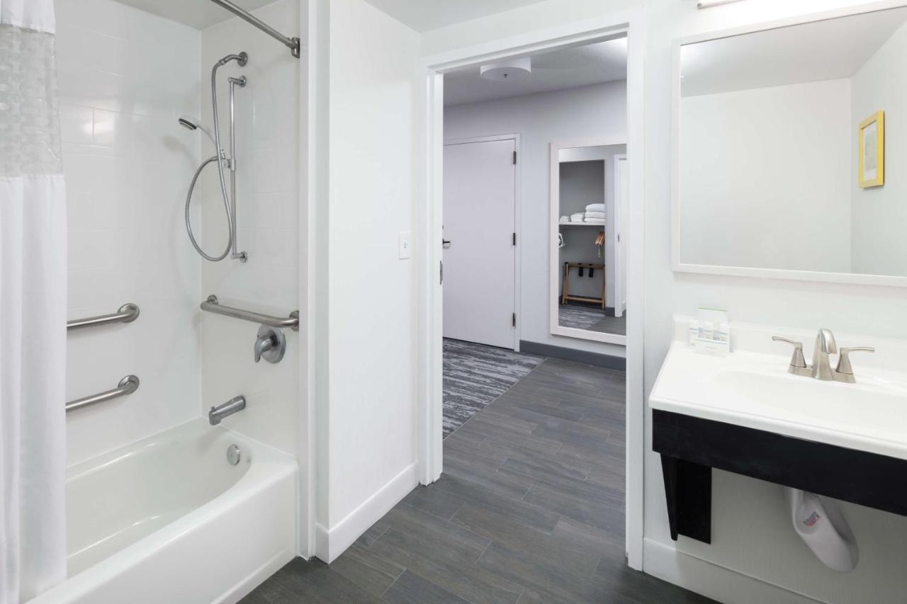 King Room - Disability Access/Non-Smoking at Hampton Inn Austin NW near The Domain
