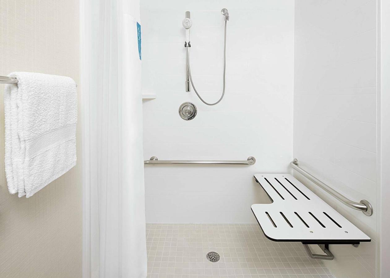 King Room with Roll-in Shower - Disability Access/Non-Smoking at Hampton Inn Dallas-Irving-Las Colinas