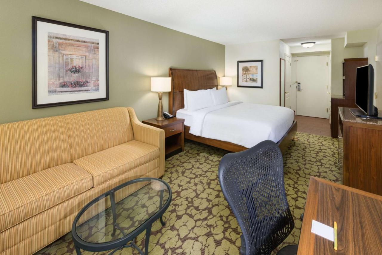 King Room with Sofa Bed at Hilton Garden Inn Atlanta North/Alpharetta