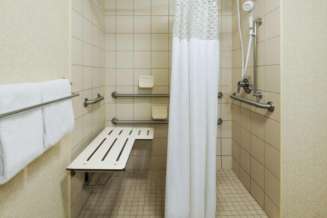 Queen Room with Roll-In Shower - Disability Access/Non-Smoking at Hampton Inn Charlotte - University Place
