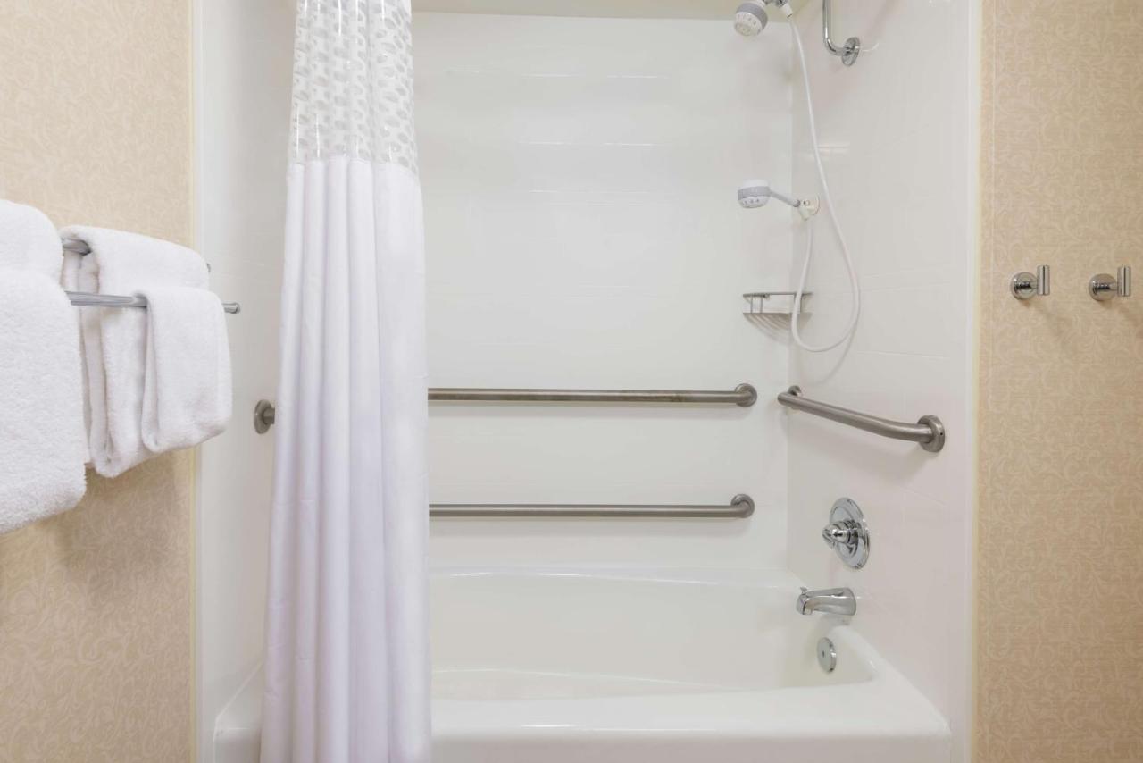 Queen Room with Tub - Disability Access/Non-Smoking at Hampton Inn Charlotte - University Place