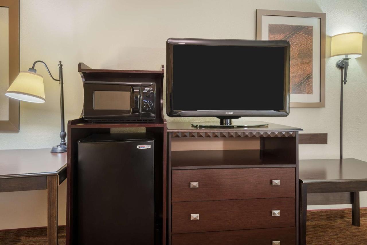 Queen Room with Tub - Disability Access/Non-Smoking at Hampton Inn Charlotte - University Place