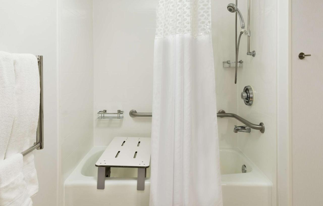 Queen Suite with Bath Tub - Mobility/Hearing Access - Non-Smoking at Hampton Inn Raleigh/Cary