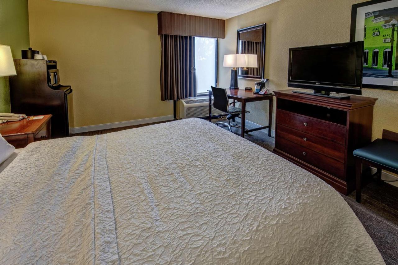 Queen Suite with Bath Tub - Mobility/Hearing Access - Non-Smoking at Hampton Inn Raleigh/Cary