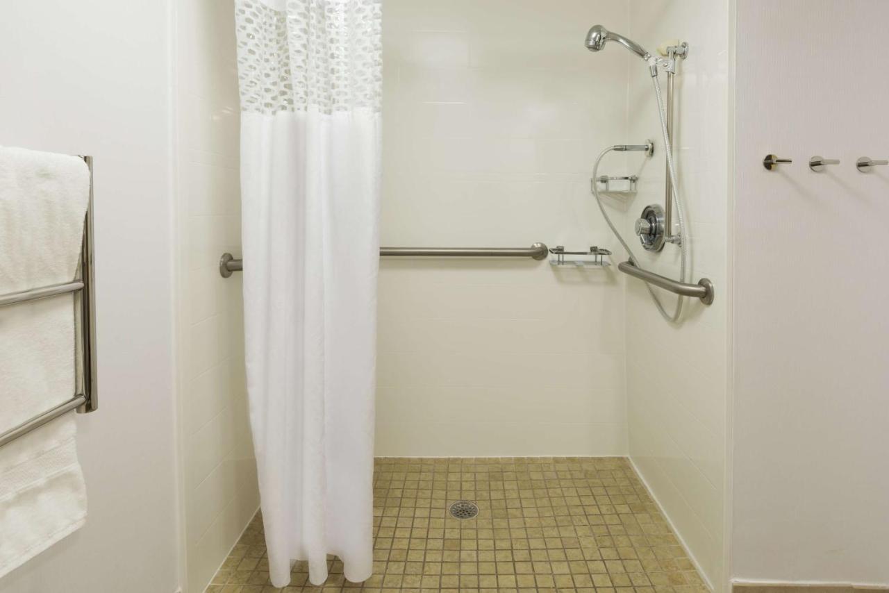 Queen Room with Roll in Shower at Hampton Inn Raleigh/Cary