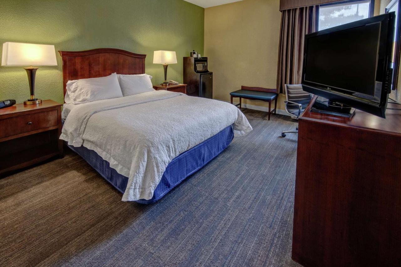 Queen Suite with Bath Tub - Mobility/Hearing Access - Non-Smoking at Hampton Inn Raleigh/Cary