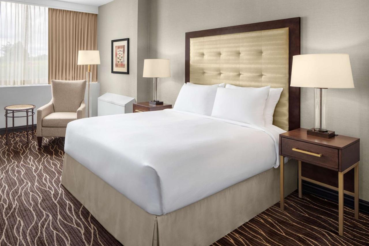Queen Room - Disability Access - Roll-In Shower at Hilton Kansas City Airport