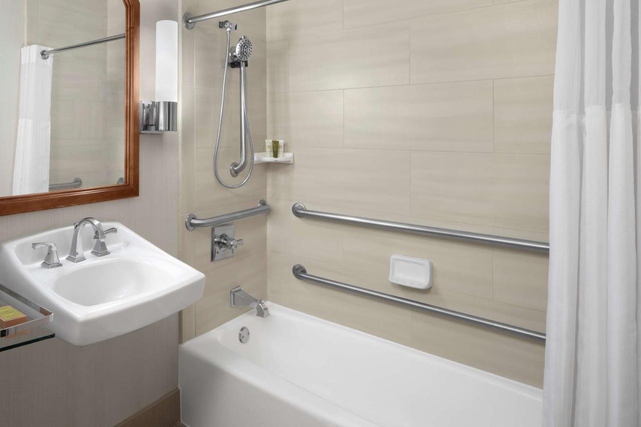 Accessible King Room With Bathtub at Hilton Kansas City Airport