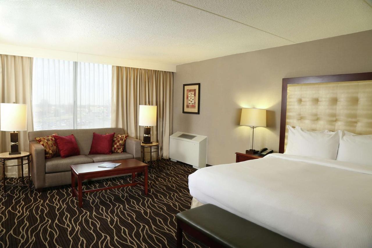Deluxe King Room - Higher Floor at Hilton Kansas City Airport