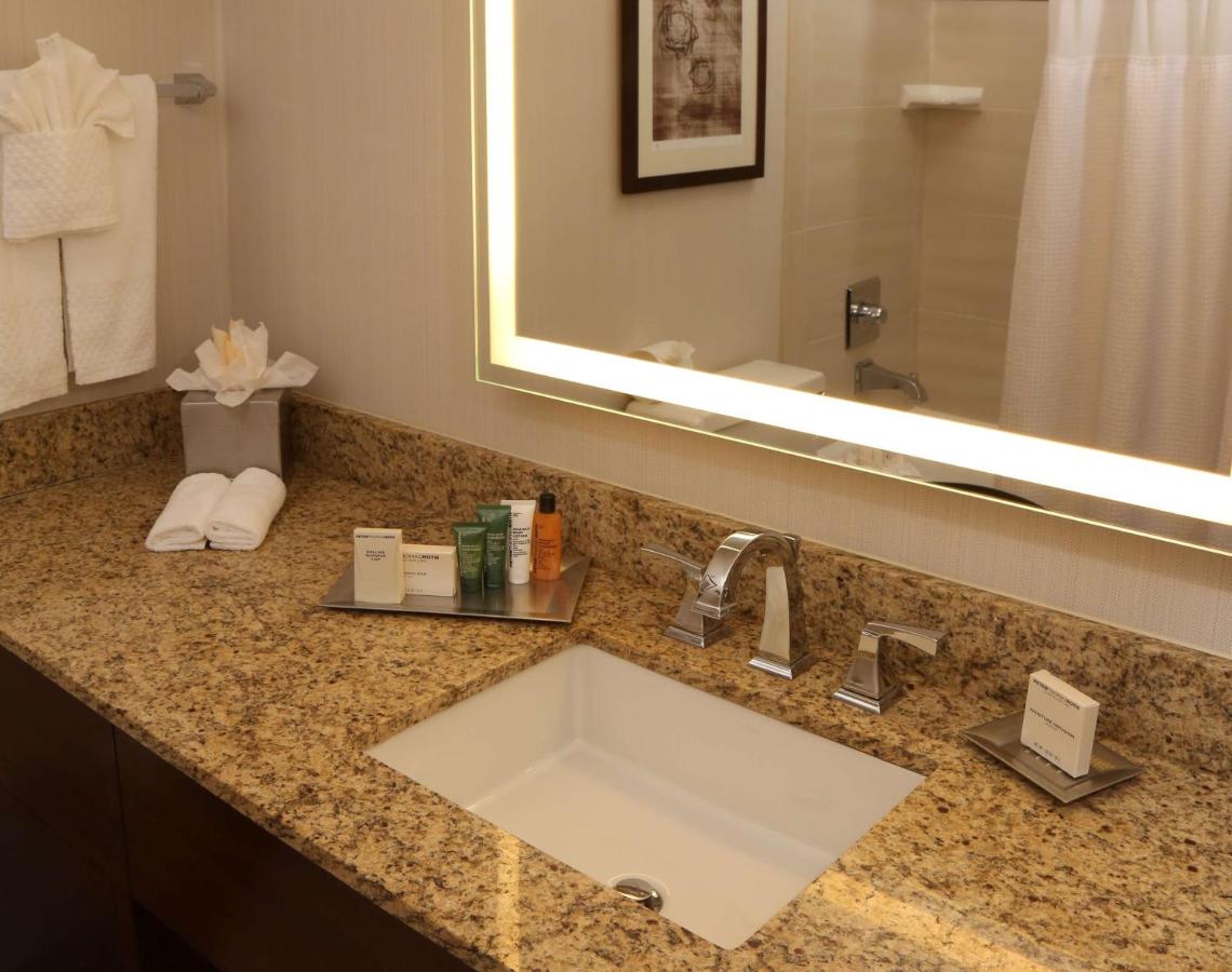 Deluxe King Room at Hilton Kansas City Airport