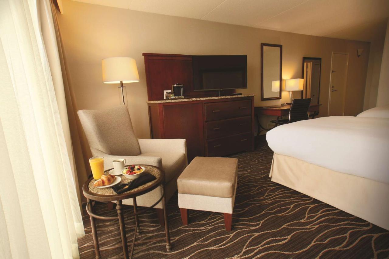 Queen Room - Disability Access - Roll-In Shower at Hilton Kansas City Airport