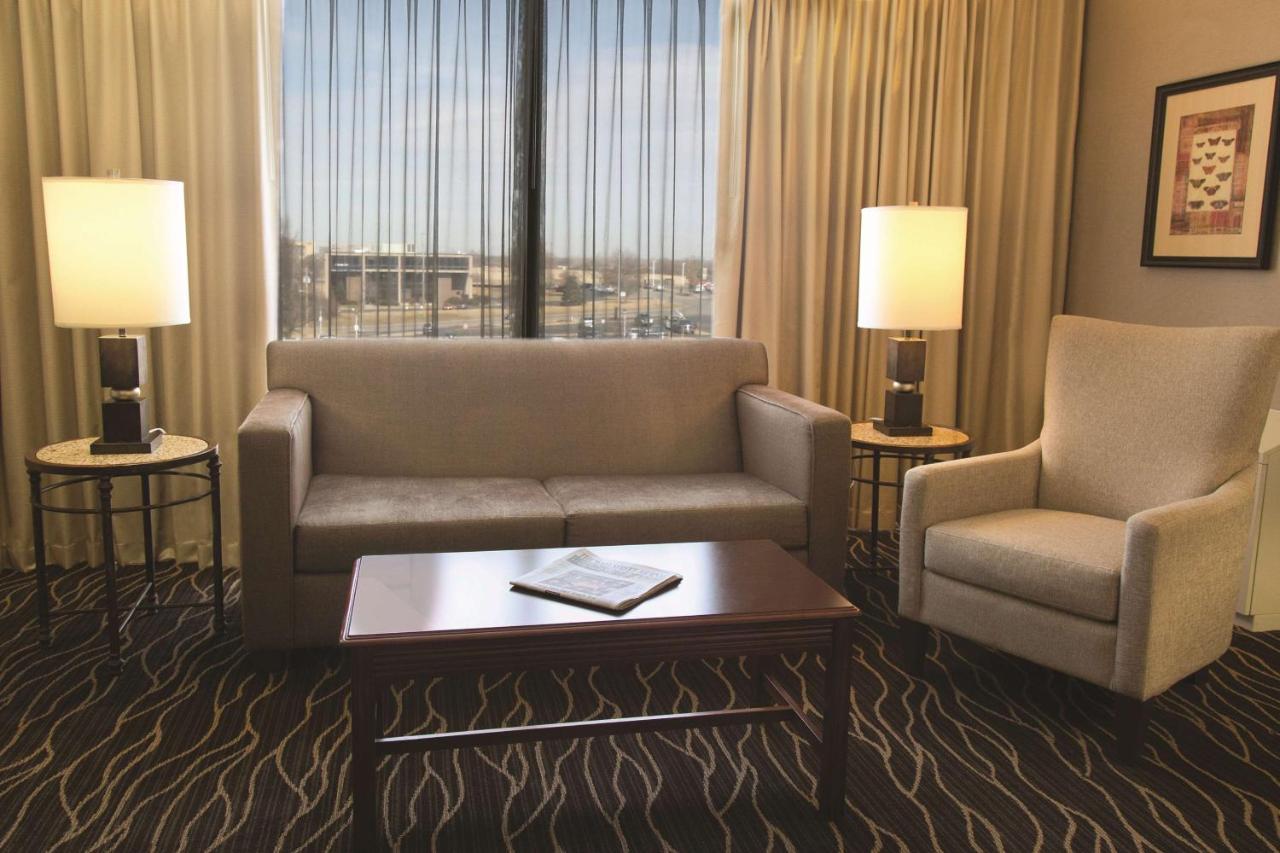 Deluxe King Room at Hilton Kansas City Airport