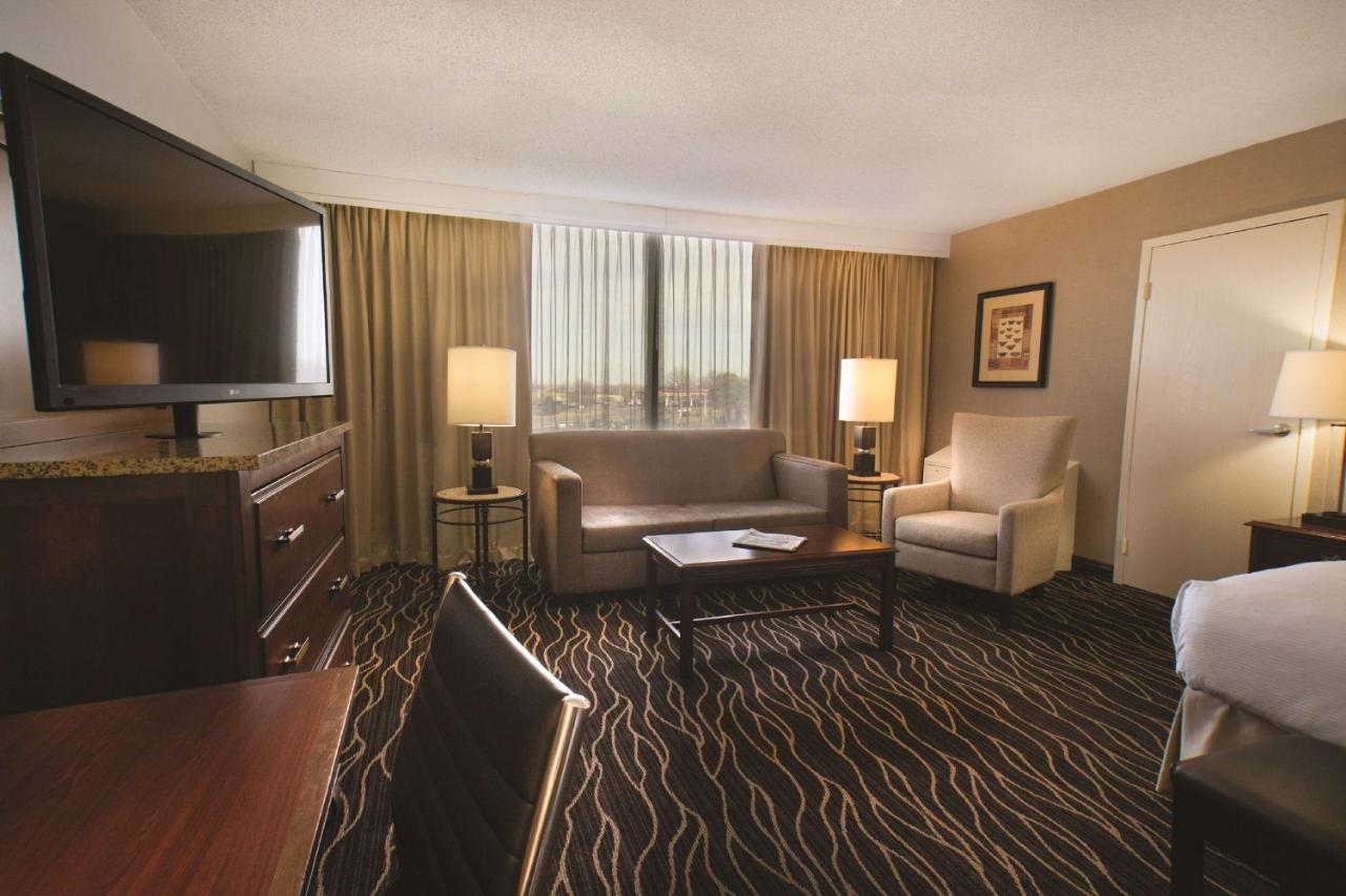 Deluxe King Room at Hilton Kansas City Airport