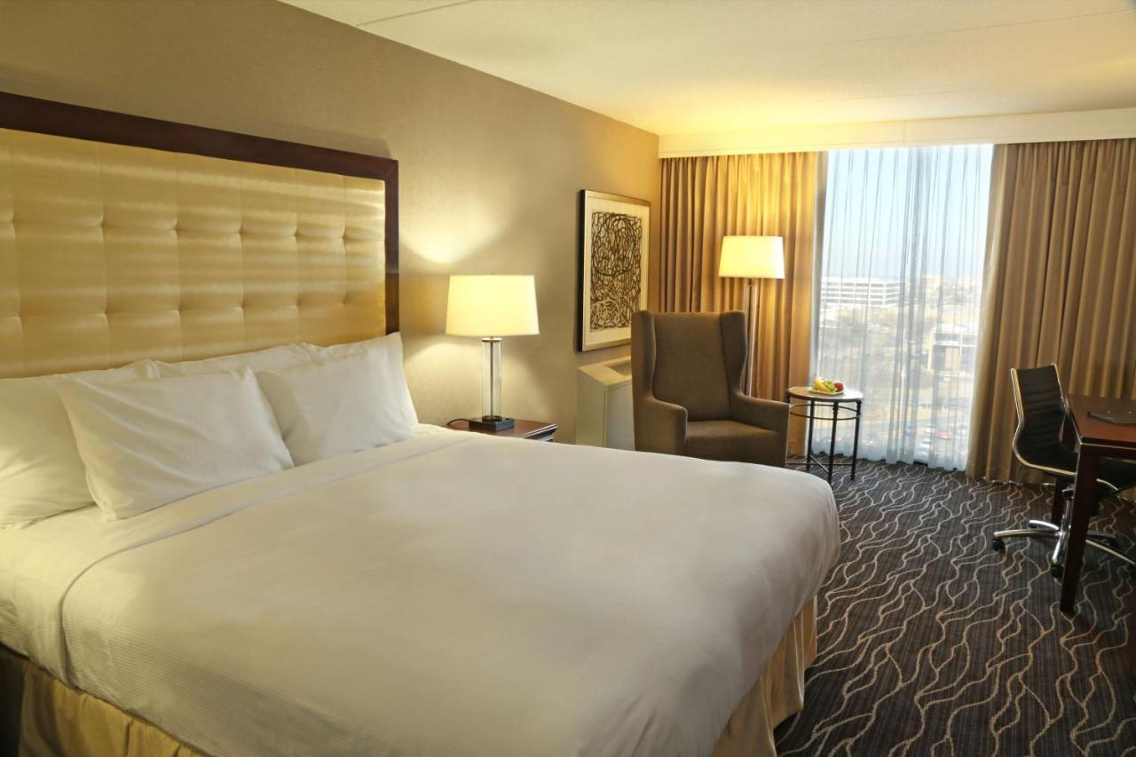 Deluxe King Room at Hilton Kansas City Airport