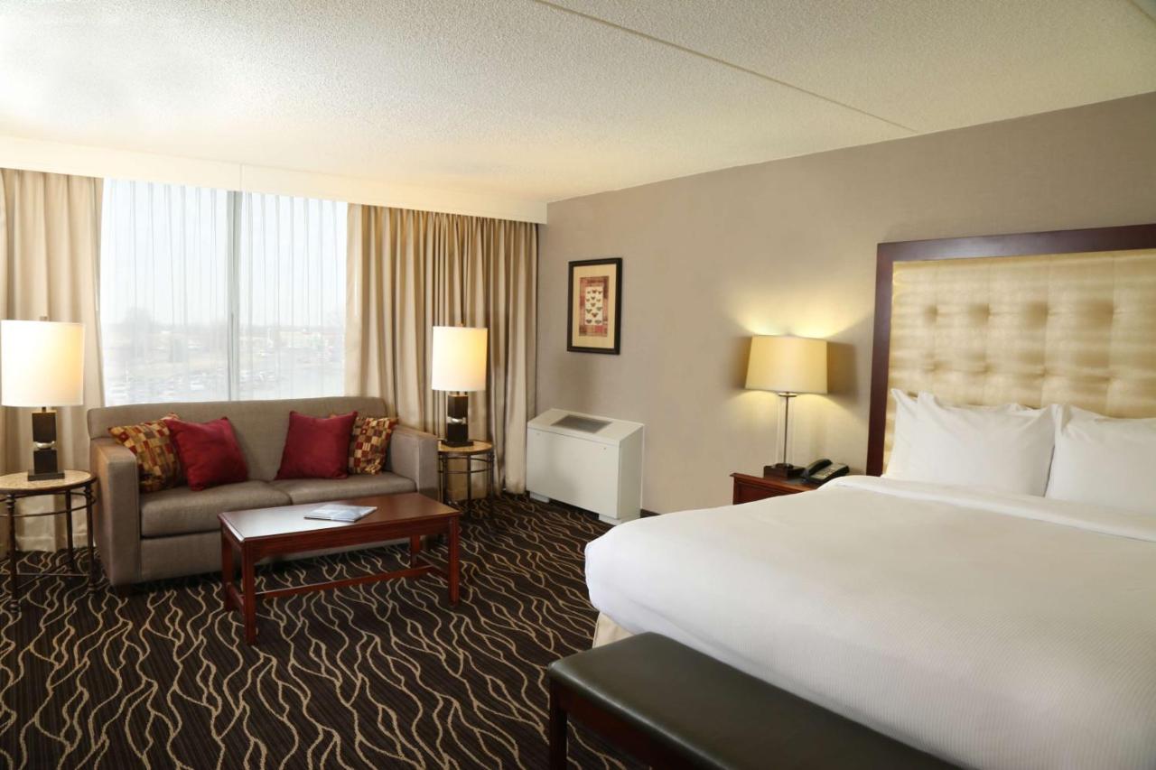 Deluxe King Room at Hilton Kansas City Airport
