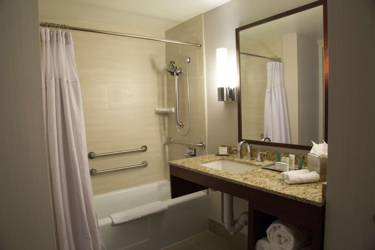 Accessible King Room With Bathtub at Hilton Kansas City Airport