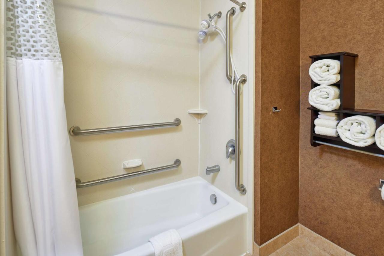 Queen Room with Two Queen Beds with Bath Tub - Hearing Access/Non-Smoking at Hampton Inn Sweetwater