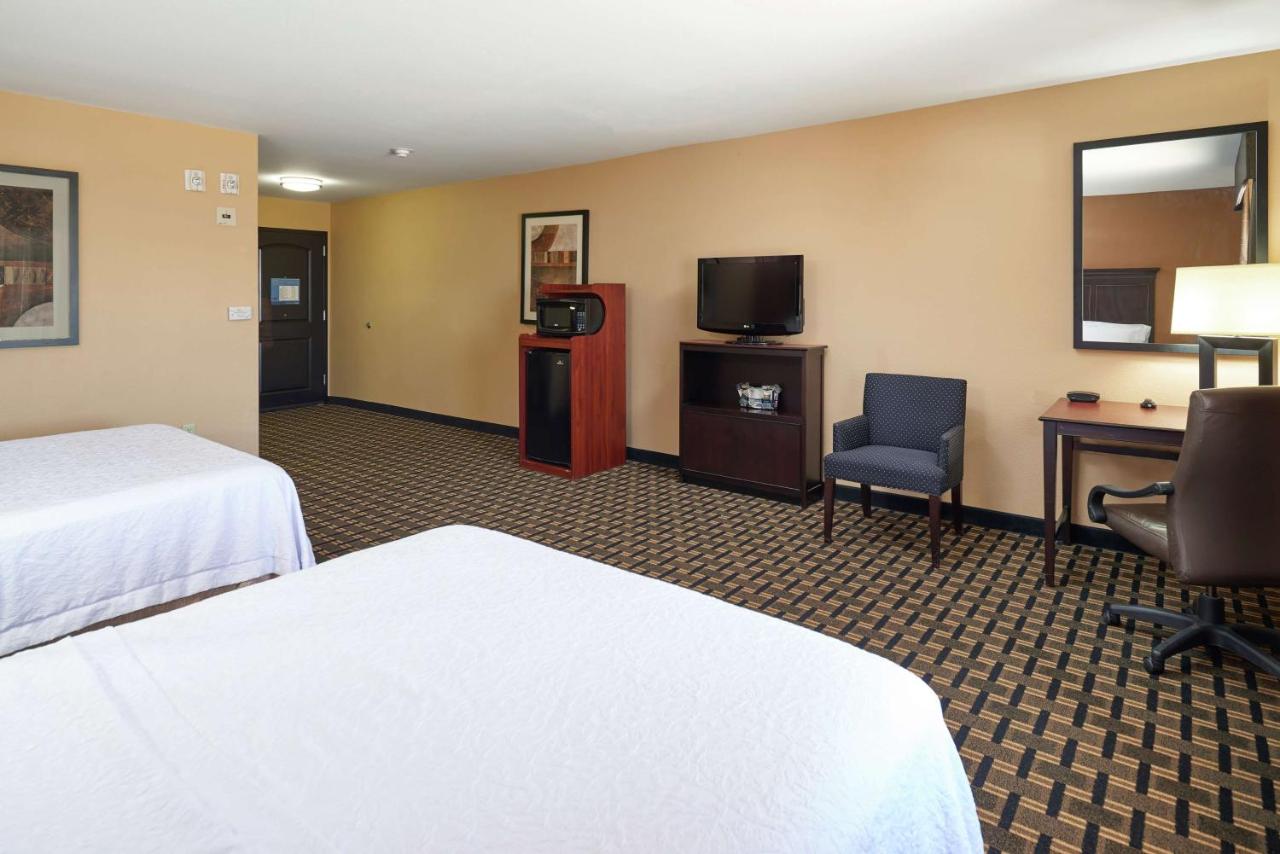 Queen Room with Two Queen Beds with Bath Tub - Hearing Access/Non-Smoking at Hampton Inn Sweetwater