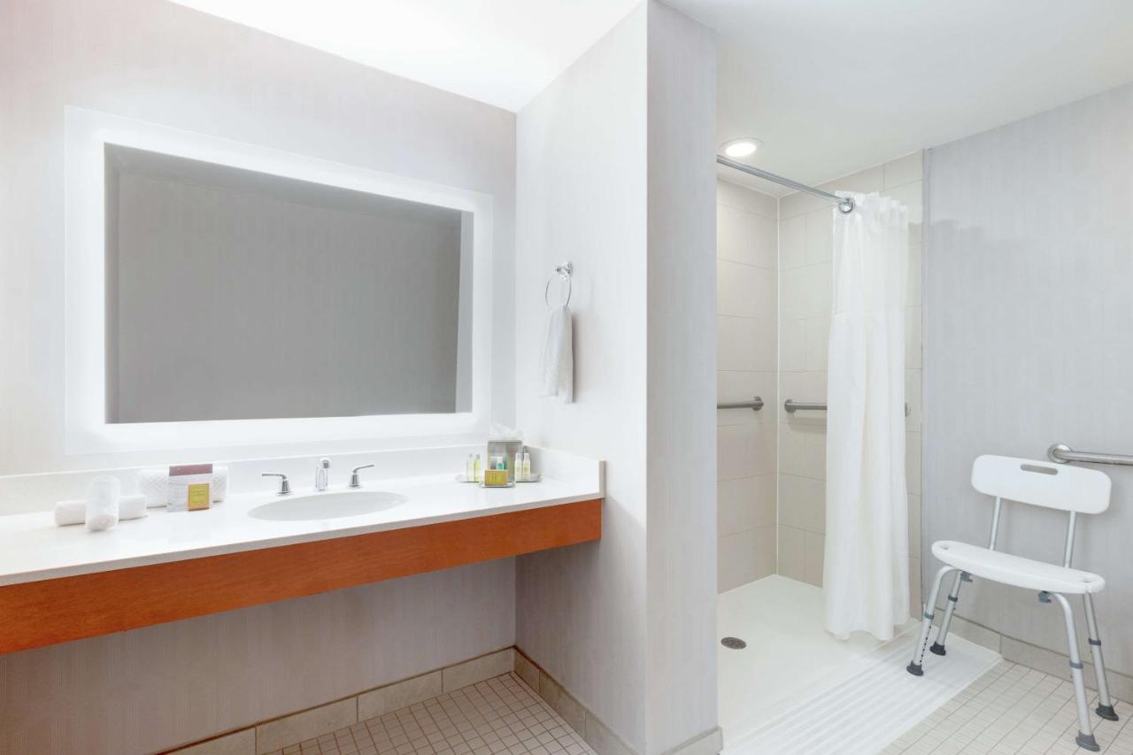 King Room - Disability Access with Roll-In Shower/Non-Smoking at DoubleTree by Hilton Atlanta Airport