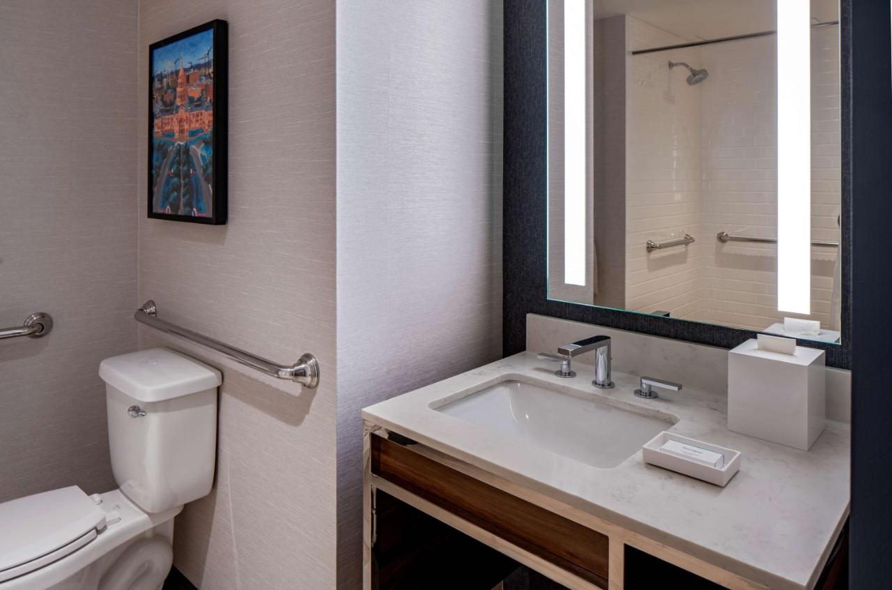 Deluxe Queen Room with Roll-In Shower - Mobility Accessible at Hilton Garden Inn Austin University Capitol District